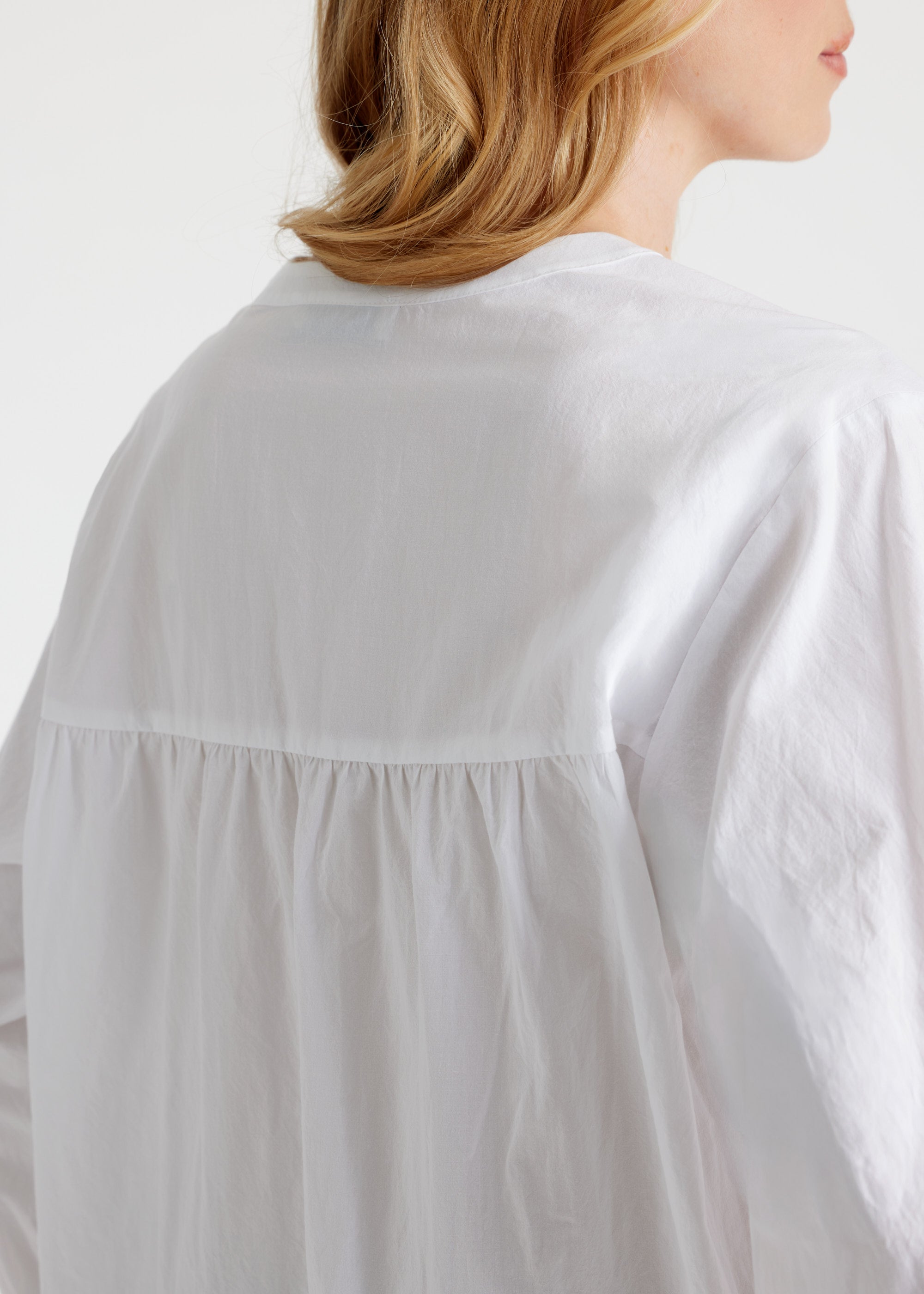 Bluse BLOMBERGA mit Knopfleiste, 3/4-Ärmeln und abgerundetem Saum in Weiß