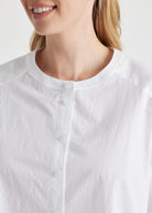 Bluse BLOMBERGA mit Knopfleiste, 3/4-Ärmeln und abgerundetem Saum in Weiß