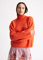 Legerer Strickpullover DEROLY mit hohem Kragen und langen Ärmeln in Orange