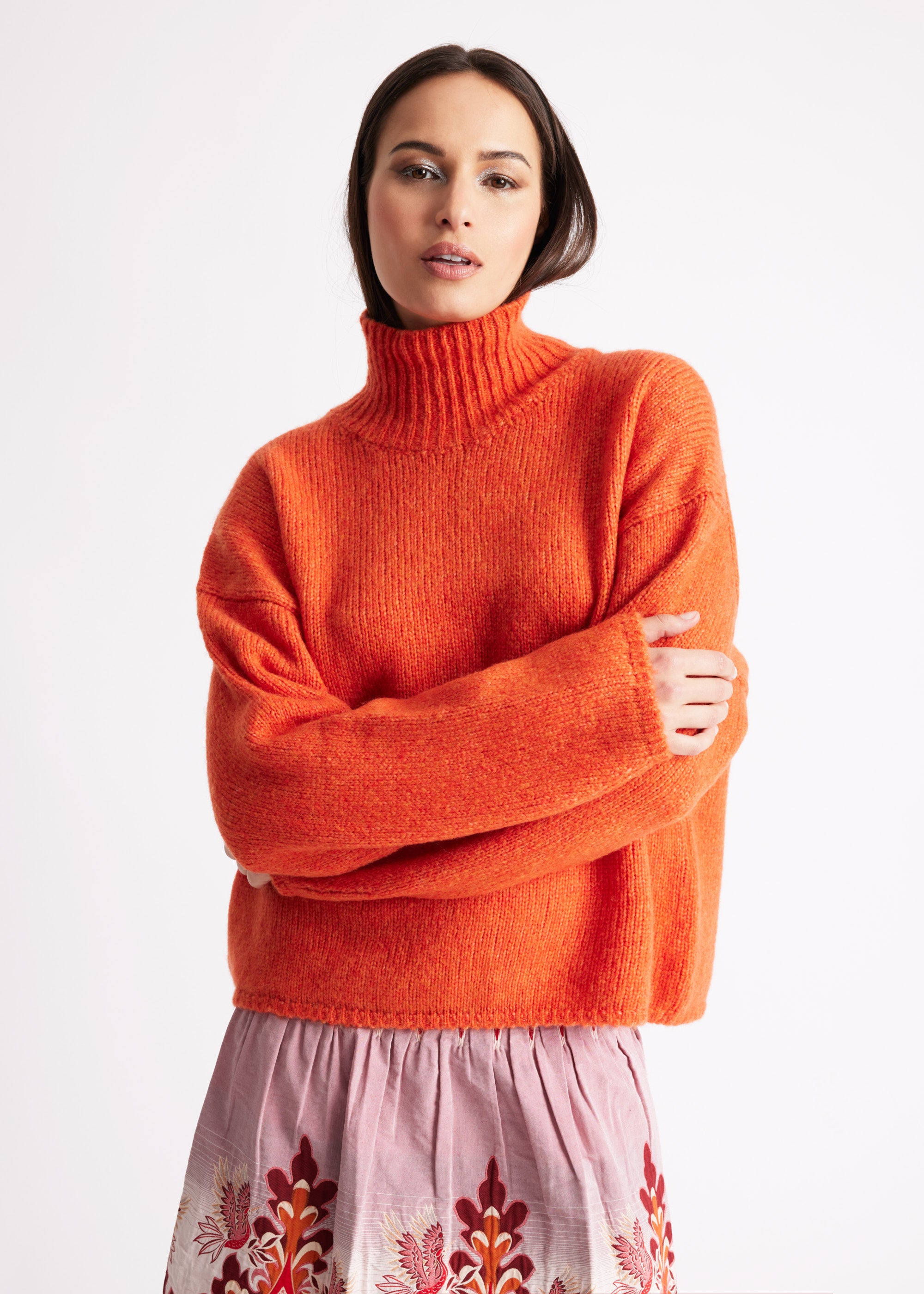Legerer Strickpullover DEROLY mit hohem Kragen und langen Ärmeln in Orange