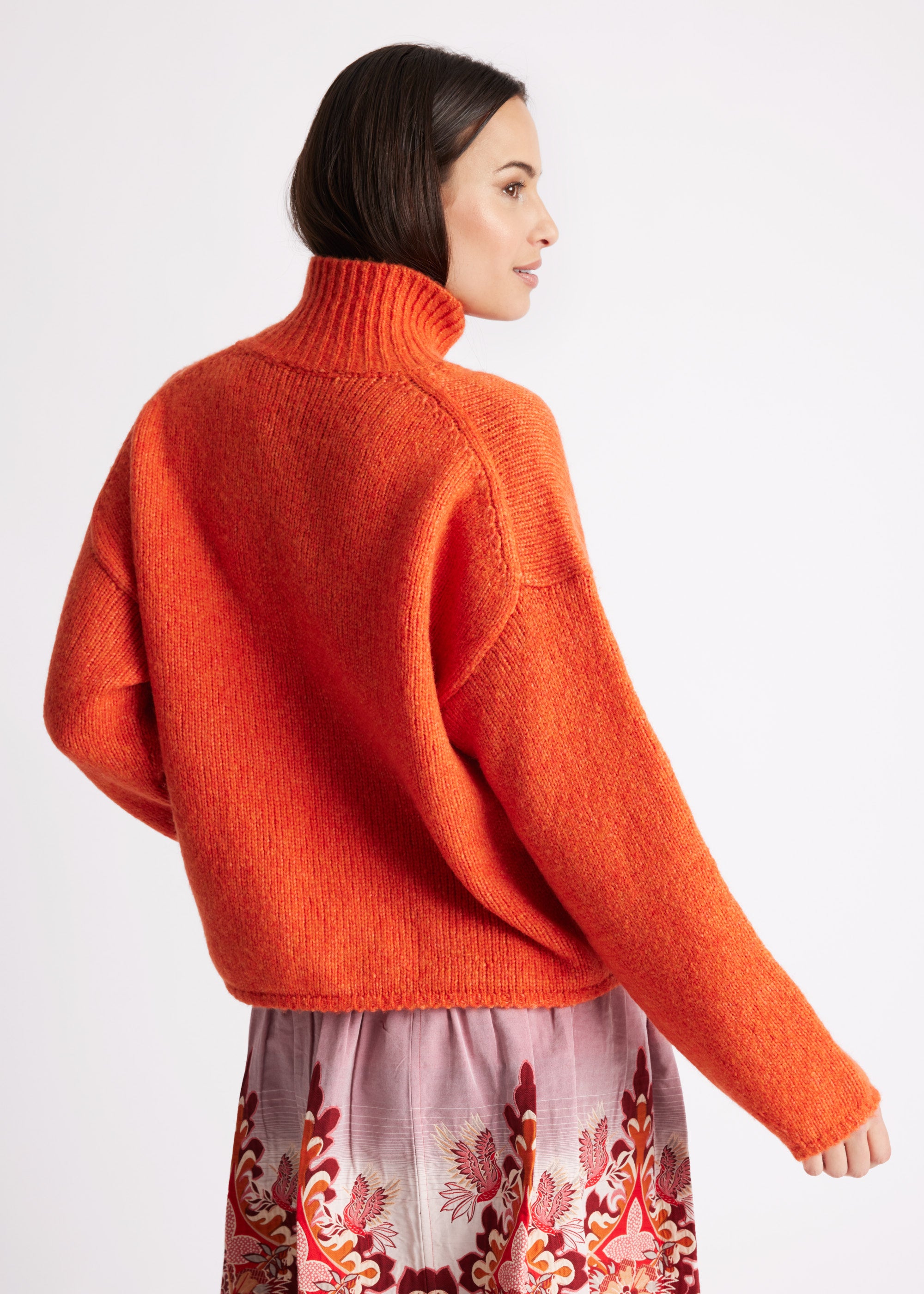 Legerer Strickpullover DEROLY mit hohem Kragen und langen Ärmeln in Orange