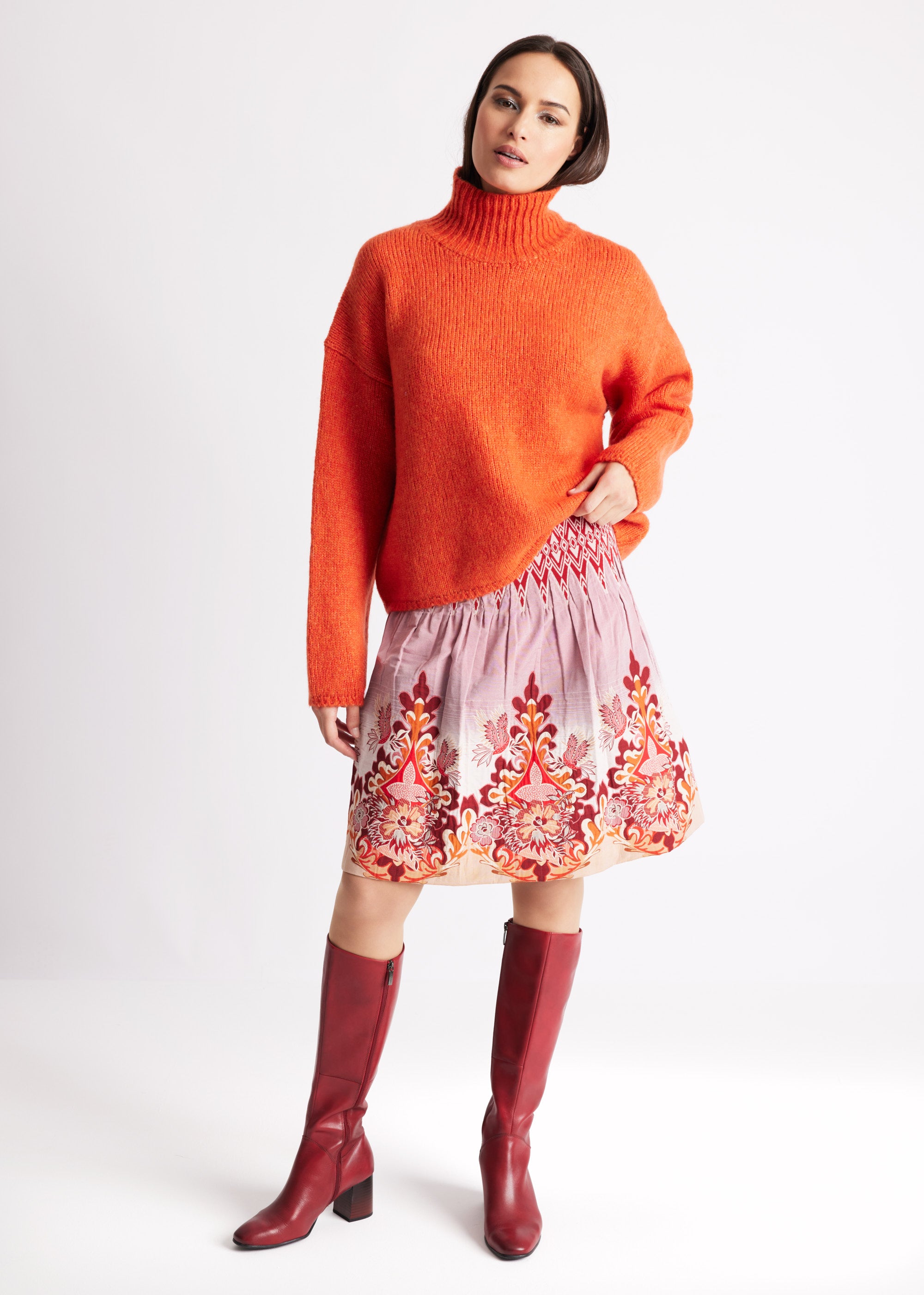 Legerer Strickpullover DEROLY mit hohem Kragen und langen Ärmeln in Orange