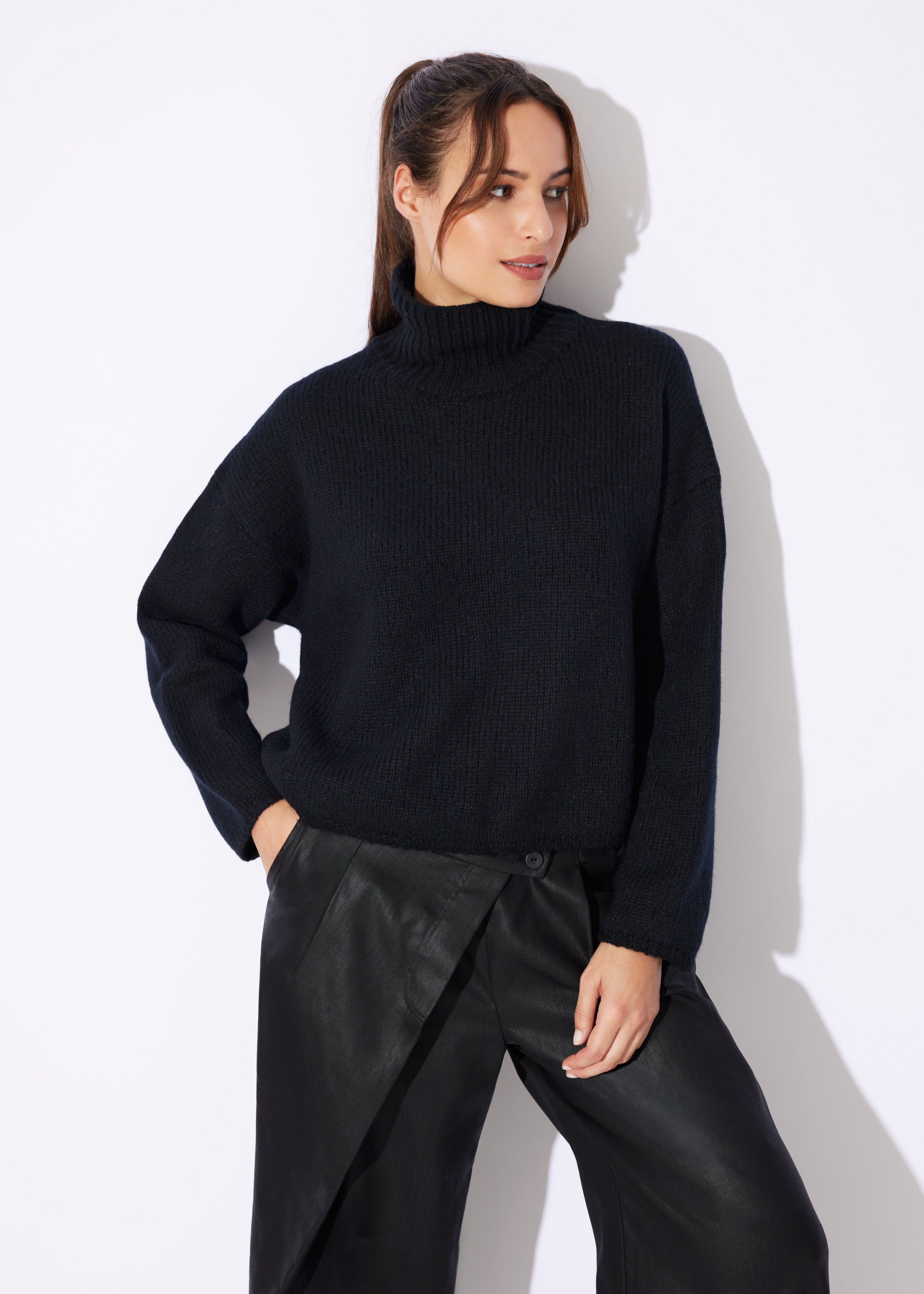 Legerer Strickpullover DEROLY mit hohem Kragen und langen Ärmeln in Schwarz