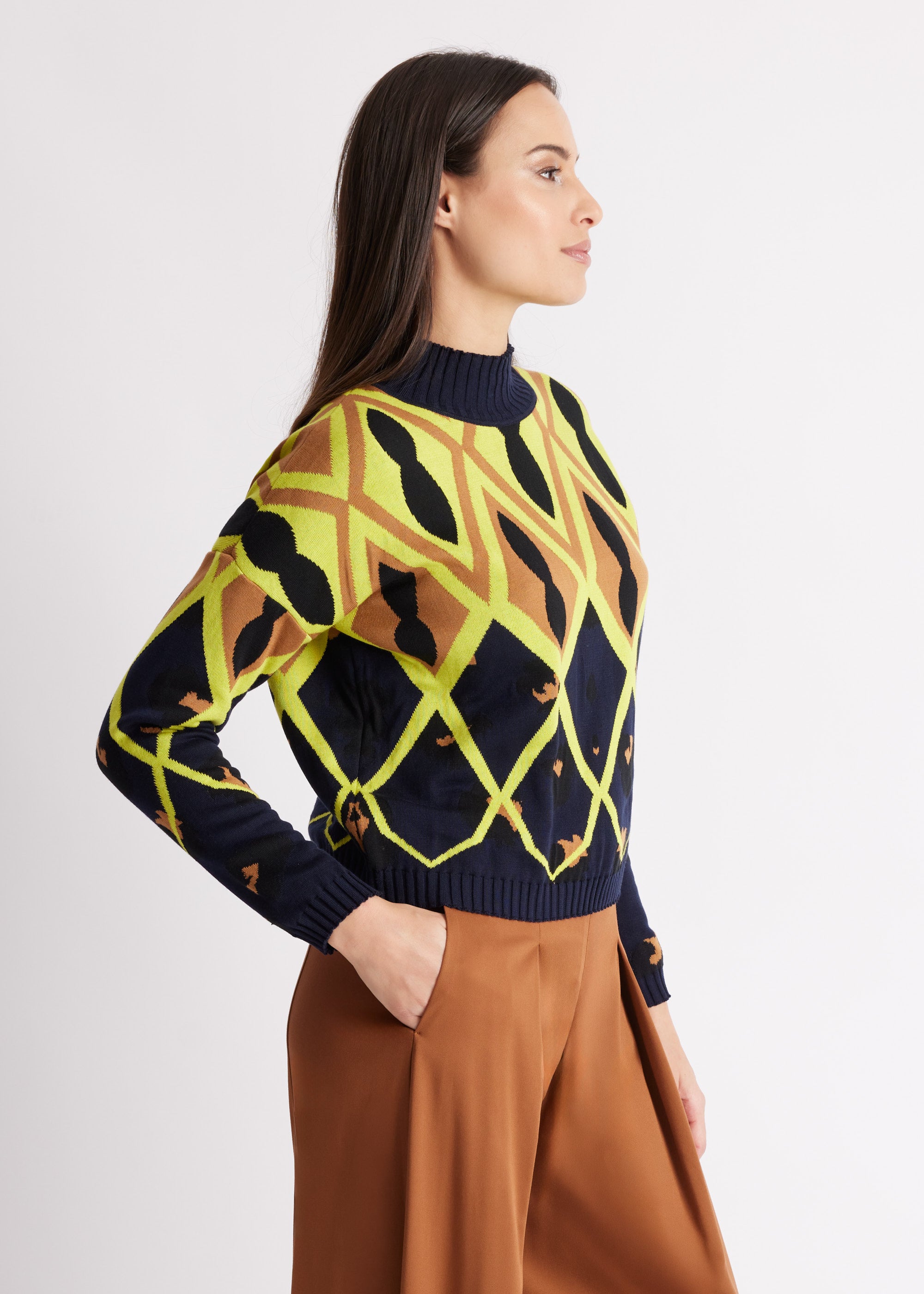 Gerader Strickpullover DARIBO mit hohem Kragen, langen Ärmeln und gelbem Muster