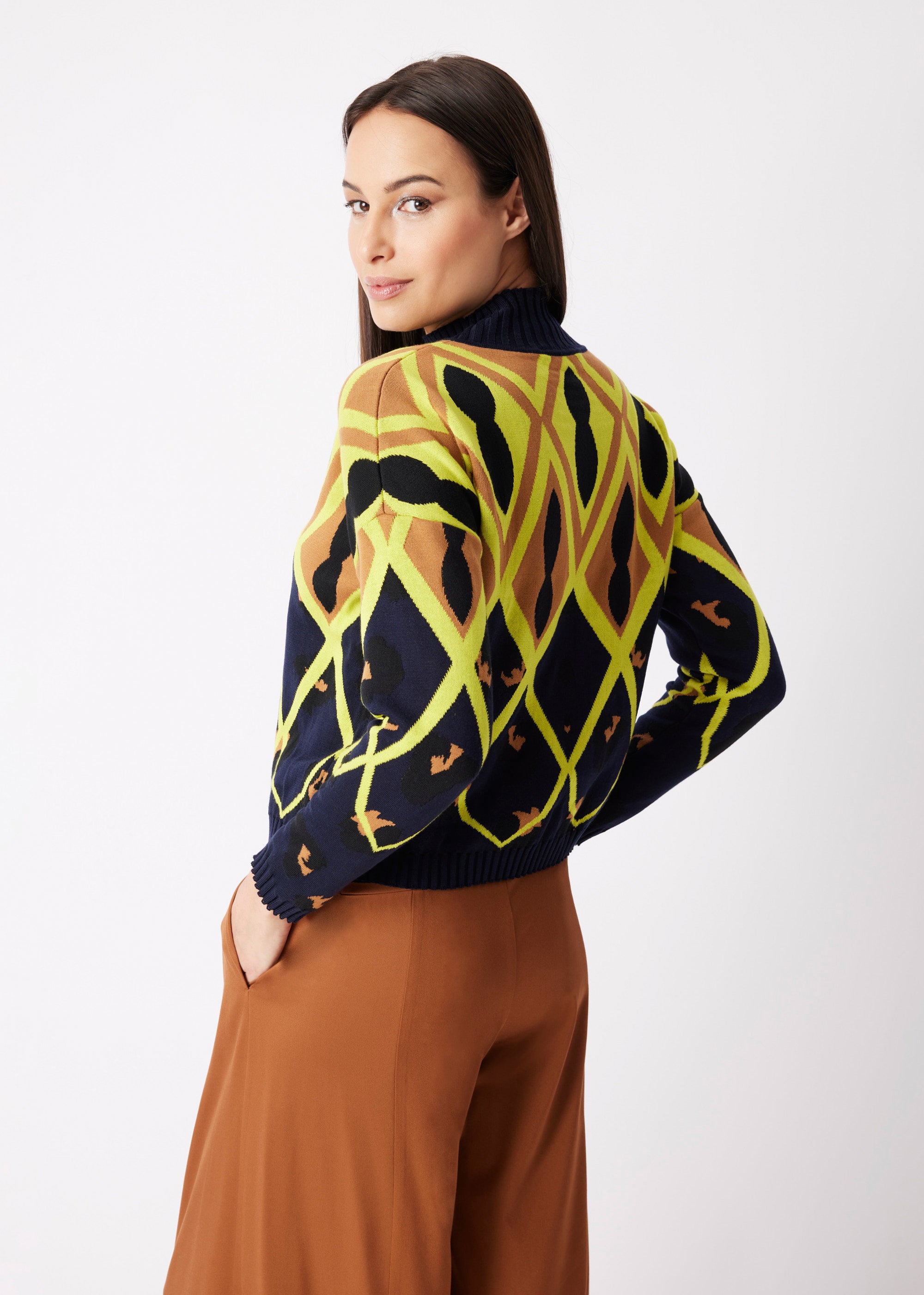 Gerader Strickpullover DARIBO mit hohem Kragen, langen Ärmeln und gelbem Muster