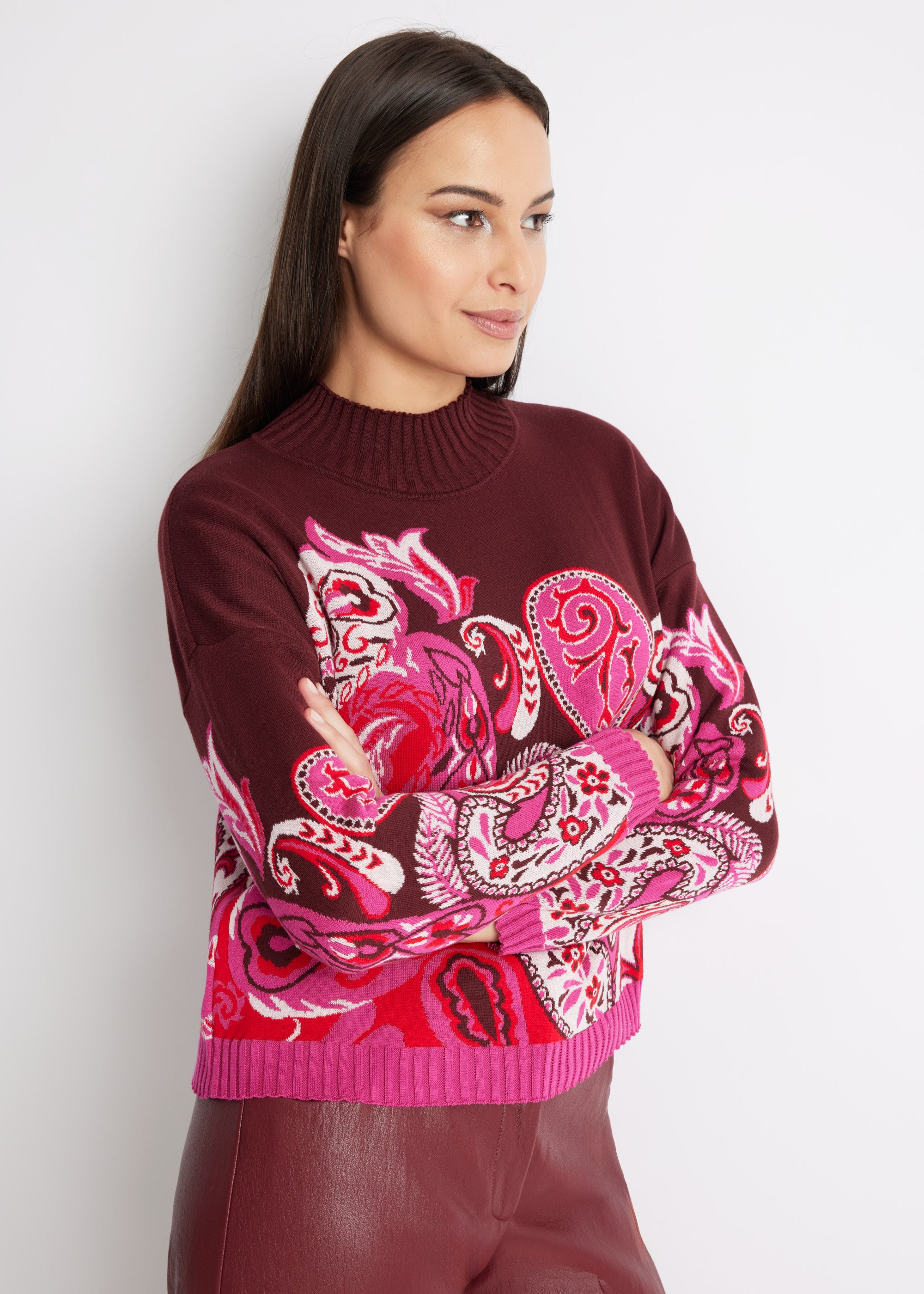 Gerader Strickpullover DARIBO mit hohem Kragen, langen Ärmeln und pinkfarbenem Muster