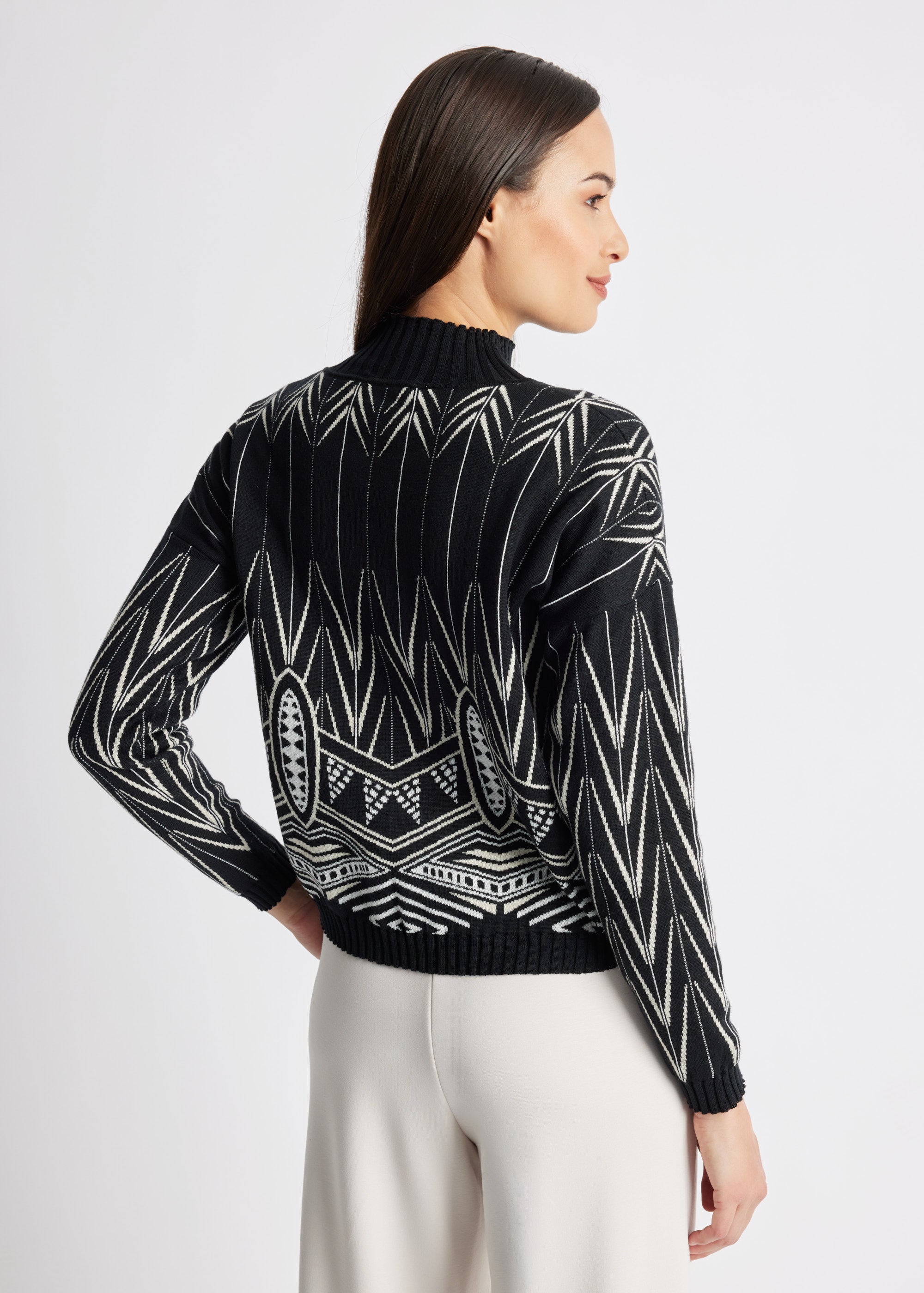 Gerader Strickpullover DARIBO mit hohem Kragen, langen Ärmeln und gelbem Muster