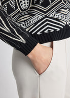 Gerader Strickpullover DARIBO mit hohem Kragen, langen Ärmeln und gelbem Muster