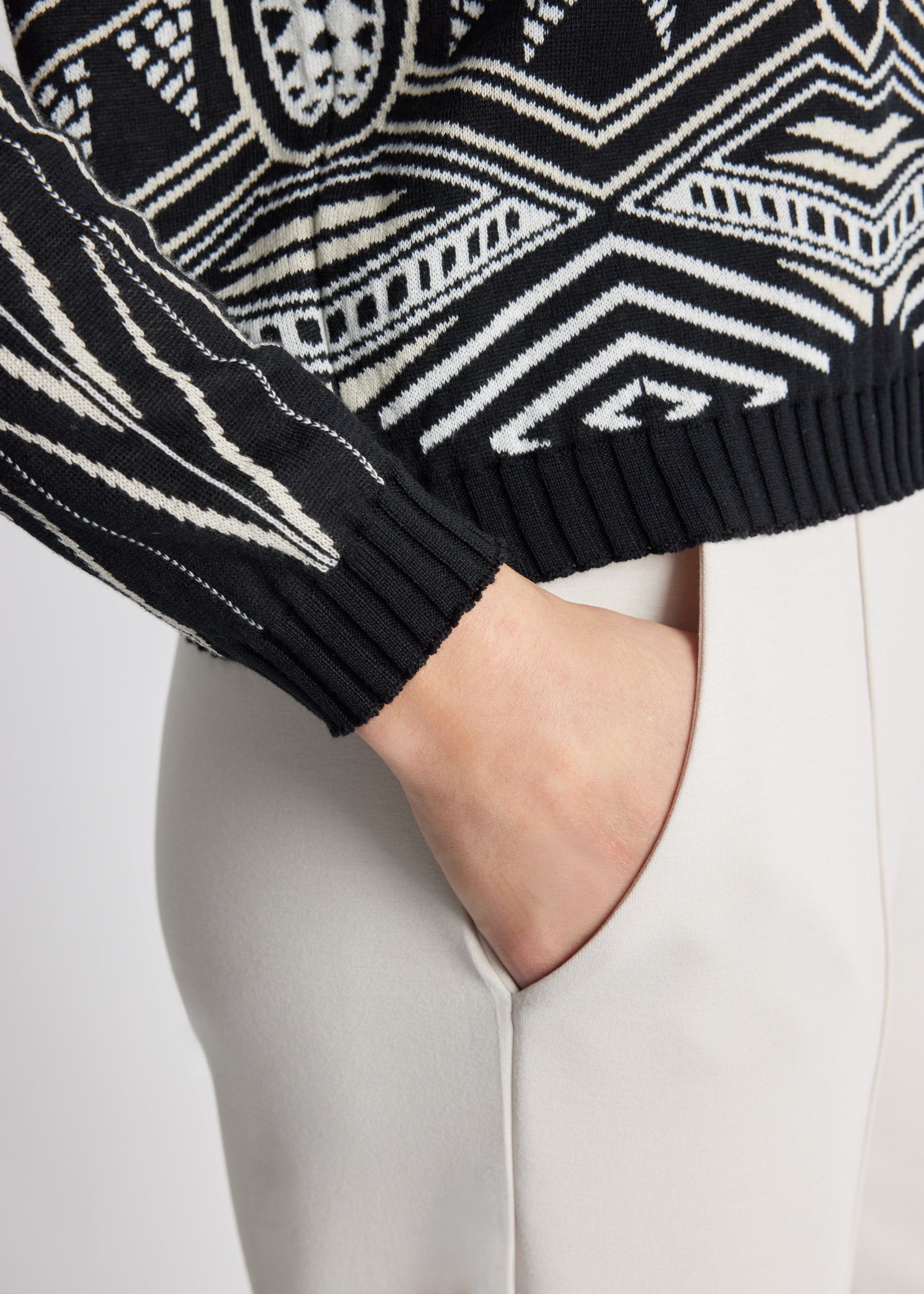 Gerader Strickpullover DARIBO mit hohem Kragen, langen Ärmeln und gelbem Muster