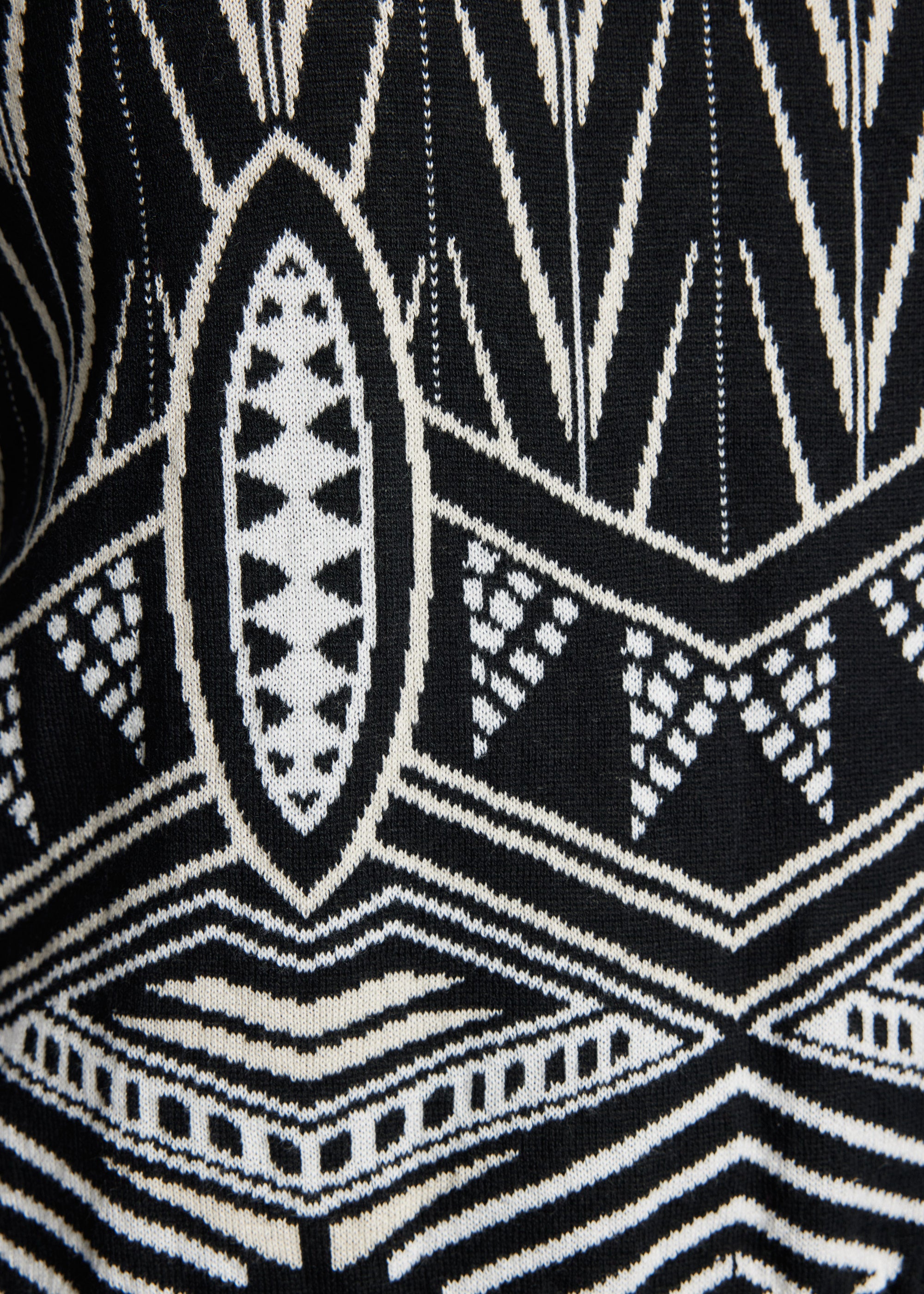 Gerader Strickpullover DARIBO mit hohem Kragen, langen Ärmeln und gelbem Muster