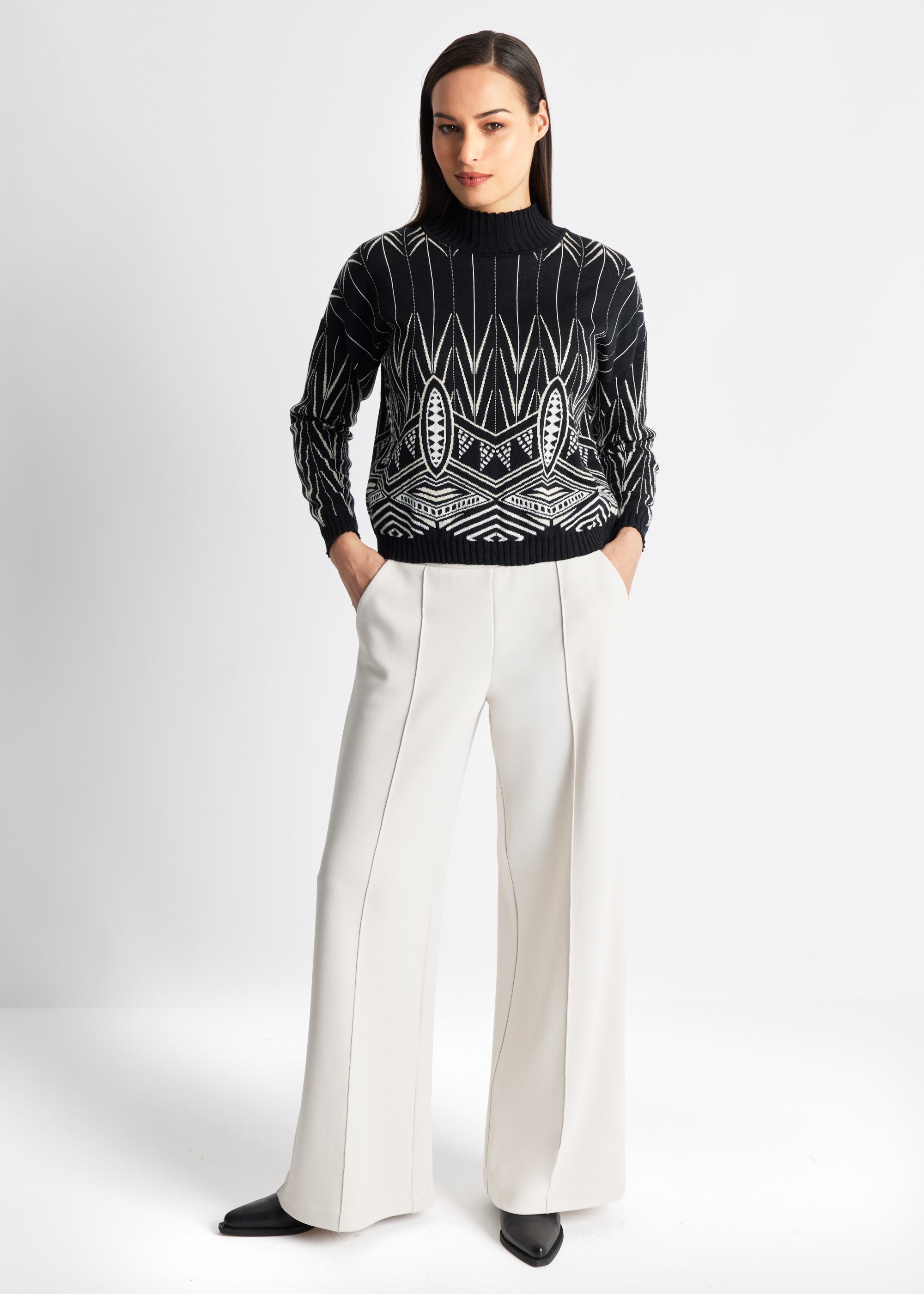 Gerader Strickpullover DARIBO mit hohem Kragen, langen Ärmeln und gelbem Muster