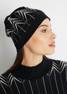 Schmale Strickmütze DAMULA mit Rippbündchen und schwarz-weißem Muster
