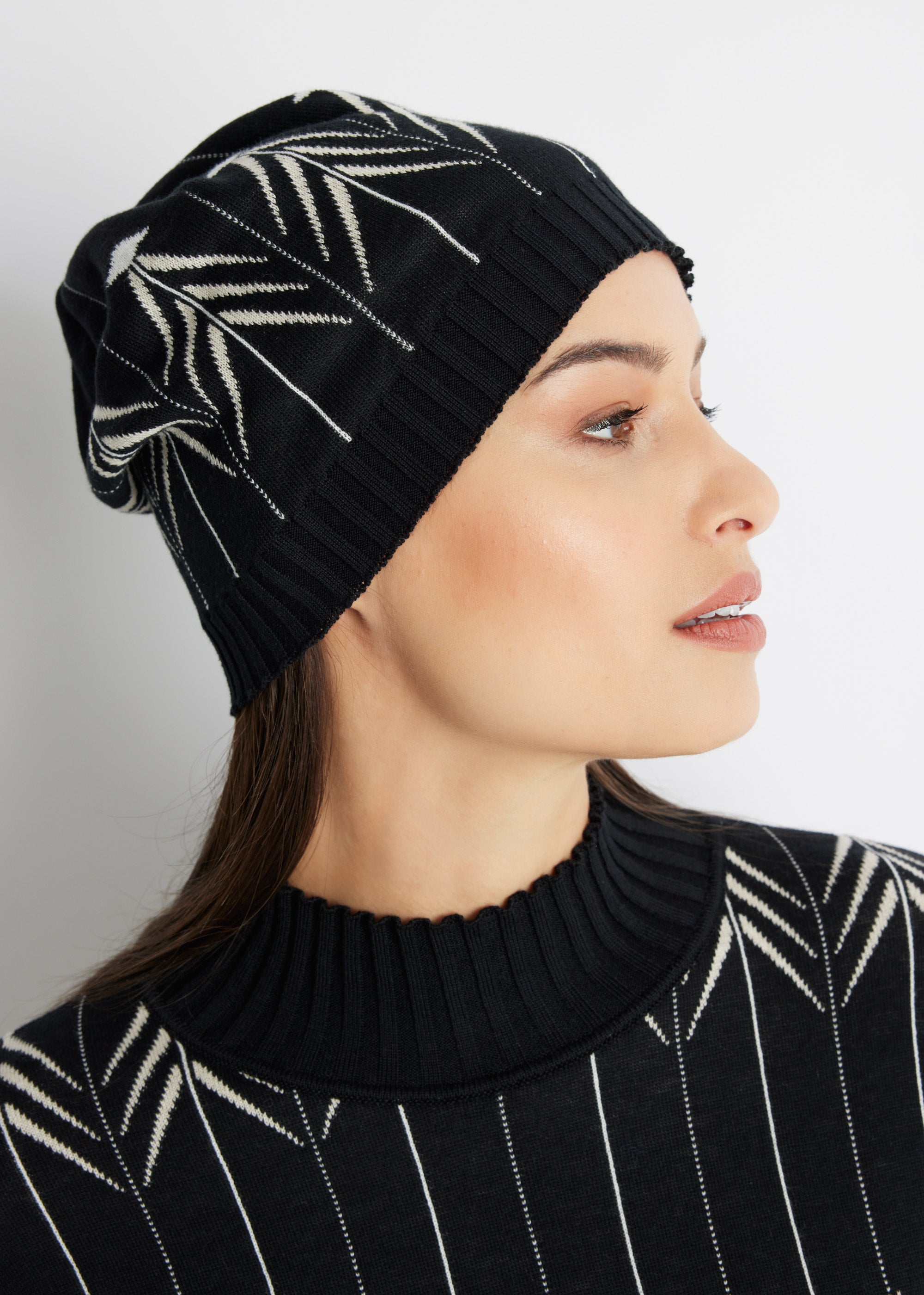 Schmale Strickmütze DAMULA mit Rippbündchen und schwarz-weißem Muster
