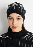 Schmale Strickmütze DAMULA mit Rippbündchen und schwarz-weißem Muster