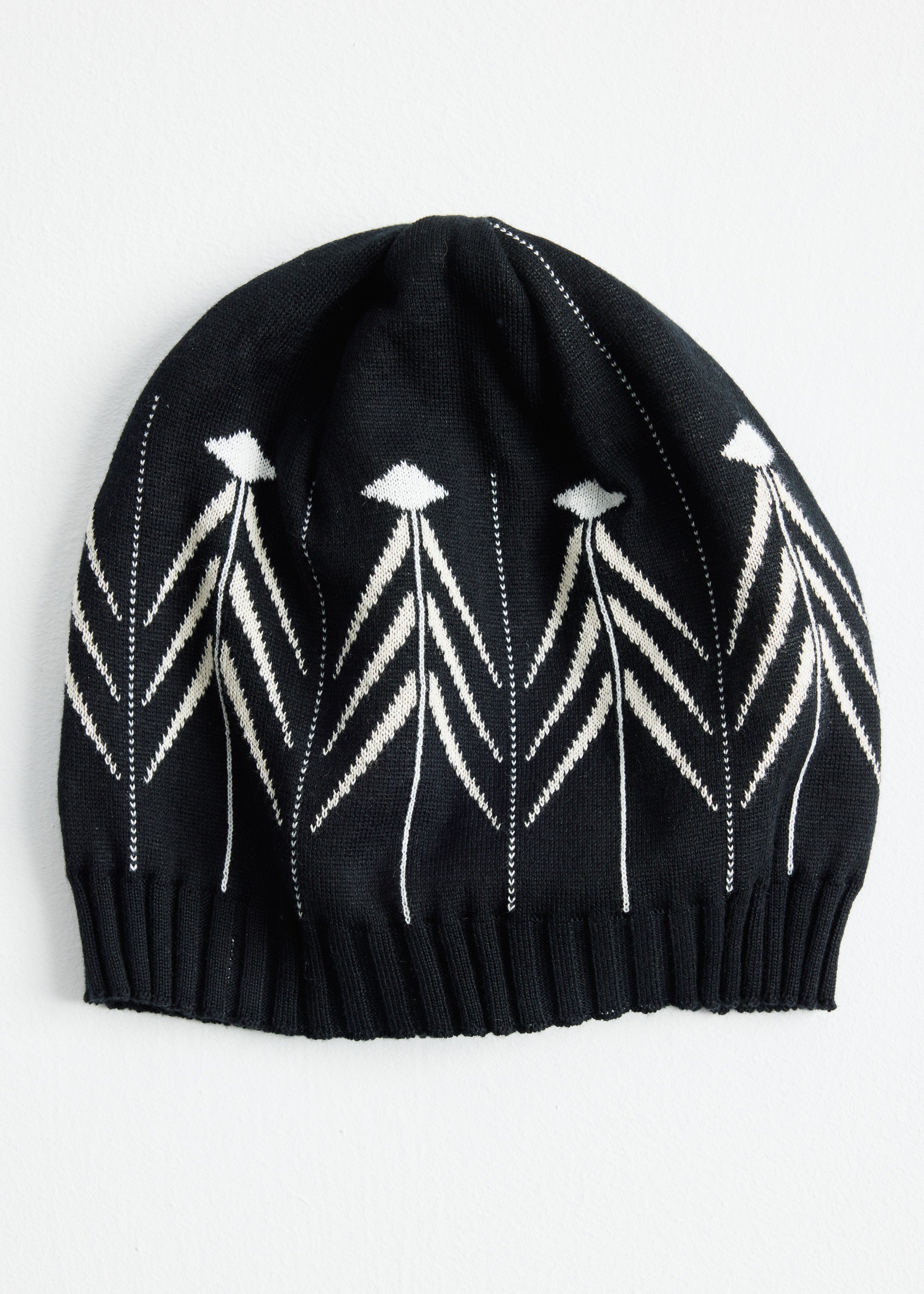 Schmale Strickmütze DAMULA mit Rippbündchen und schwarz-weißem Muster