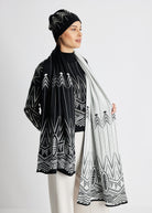 Rechteckiger Strickschal DASALA mit schwarz-weißem Muster