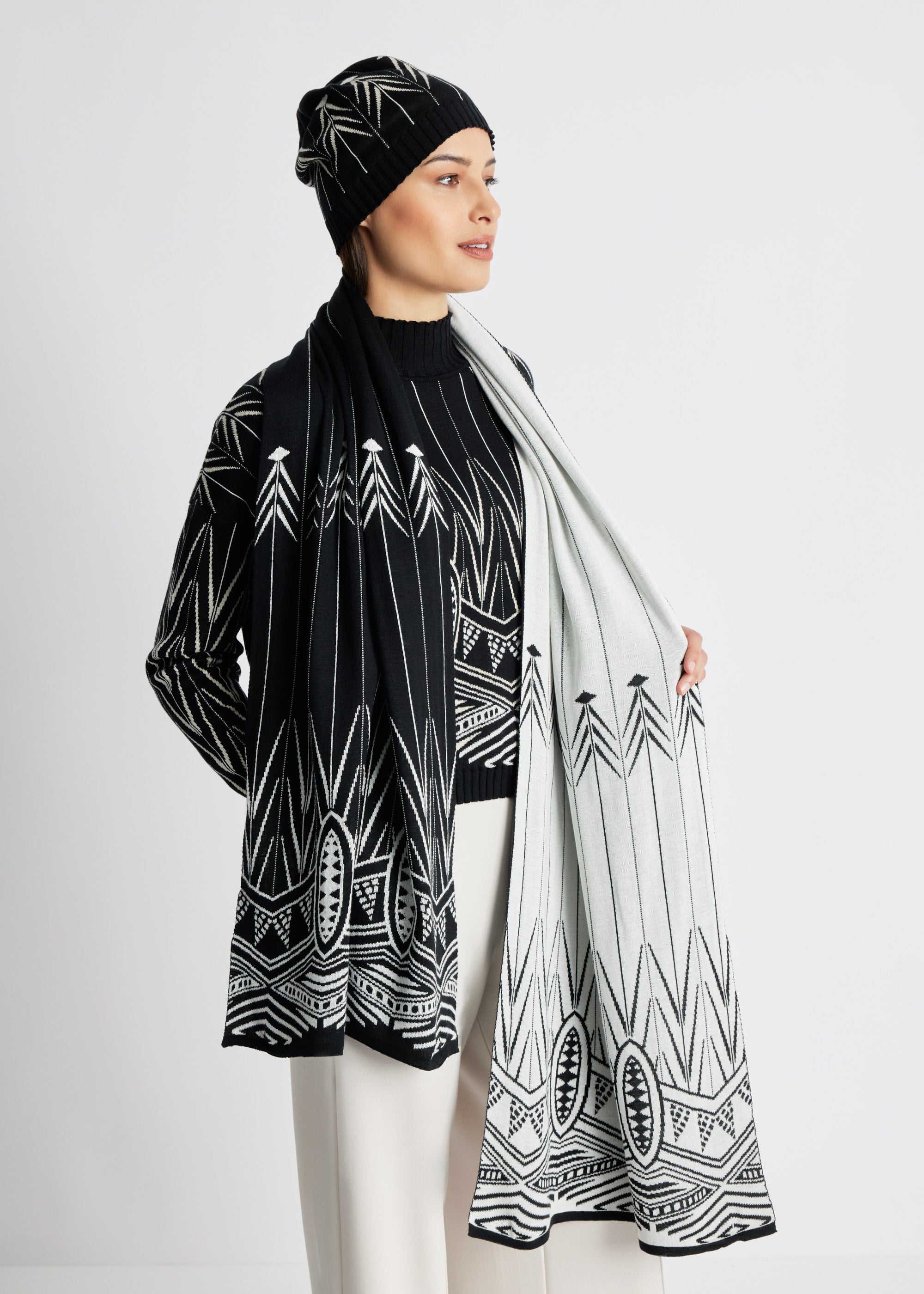 Rechteckiger Strickschal DASALA mit schwarz-weißem Muster