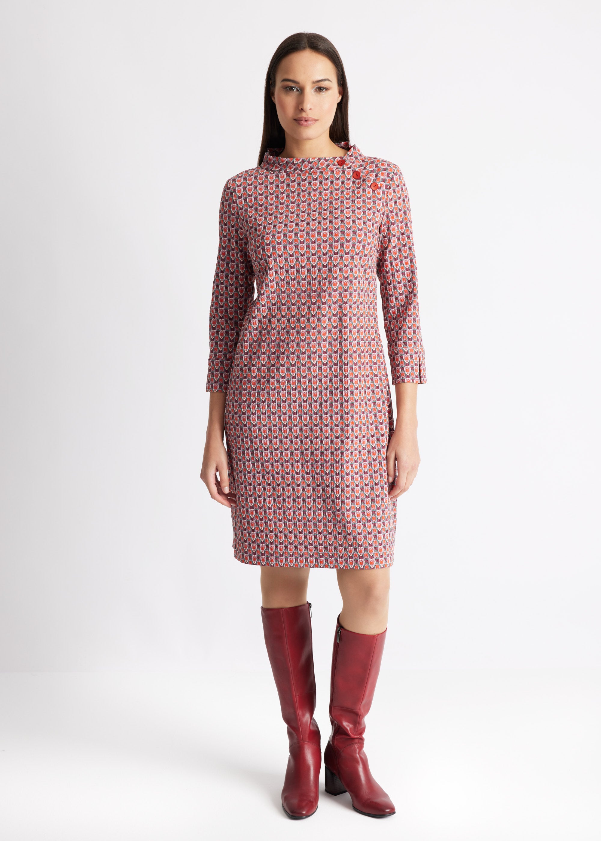 Schmales Kleid ELNYRA in Knielänge mit Rundhalsauschnitt, Knöpfen an der Schulter, Ärmeln in 3/4-Länge und orangefarbenem Muster