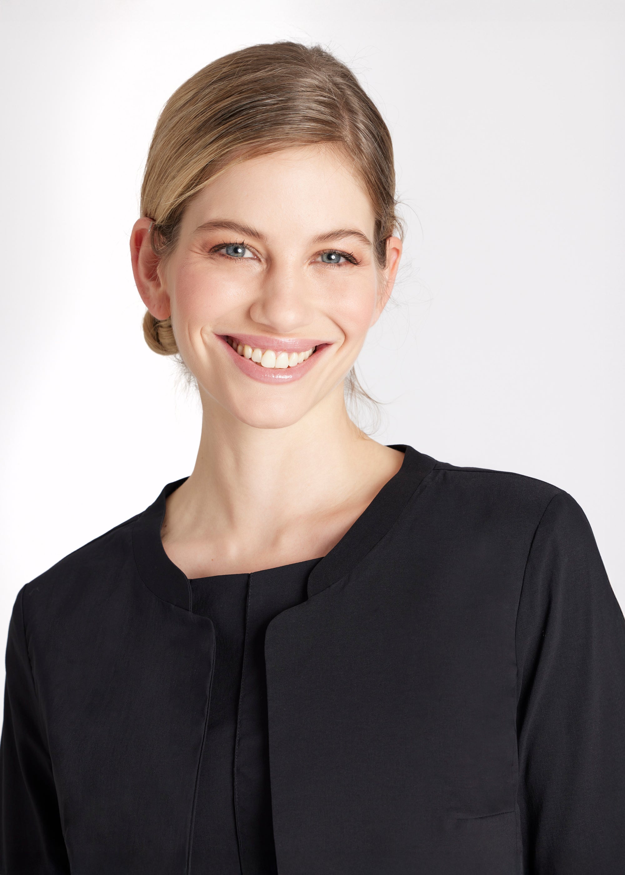 Bolero MYAGO mit kleinem Stehkragen, 3/4-Ärmeln und ohne Verschluss in Schwarz