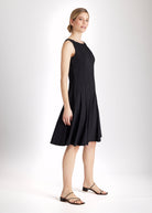 Knielanges, ärmelloses Kleid Mexico mit Biesen und tailliertem Schnitt in Schwarz 