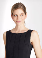 Knielanges, ärmelloses Kleid Mexico mit Biesen und tailliertem Schnitt in Schwarz 