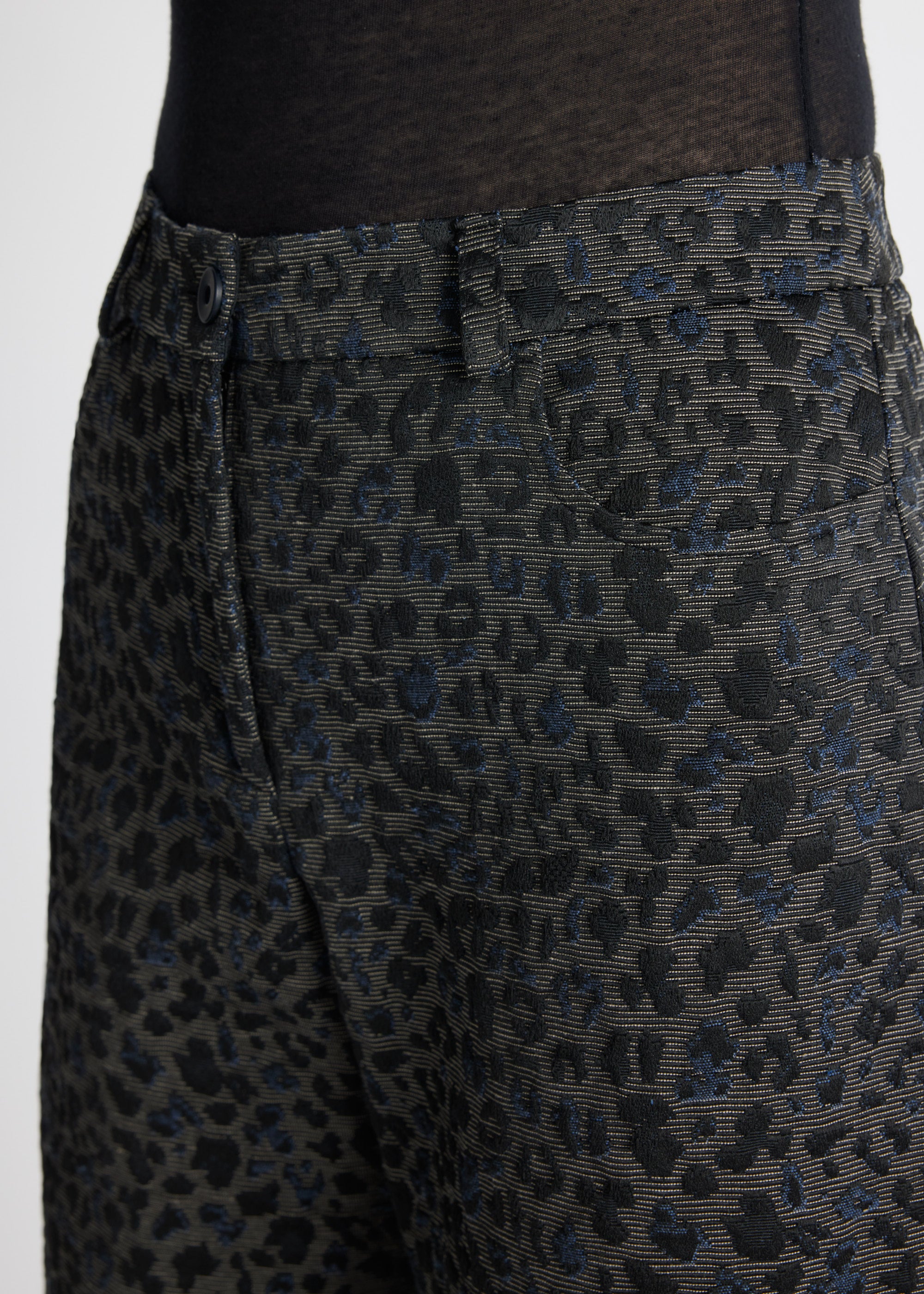Legere Hose NILEO mit Knopf, Reißverschluss, Gürtelschlaufen, Eingrifftaschen, weitem Bein und Leomuster in Khaki