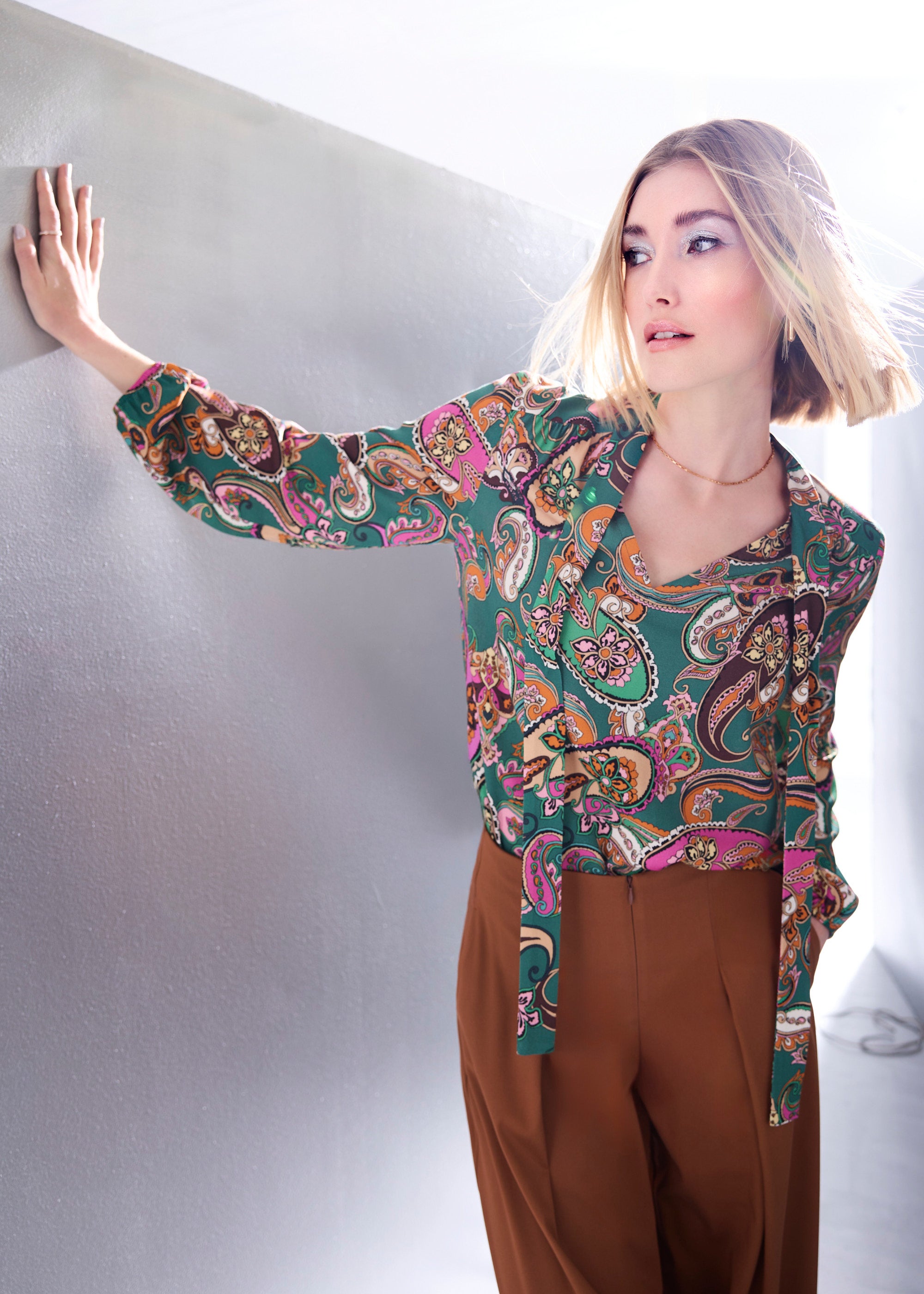 Legere Bluse VYBLUSA mit V-Ausschnitt, Bindedetail, elastischen Bündchen, langen Ärmeln und Muster in Grün