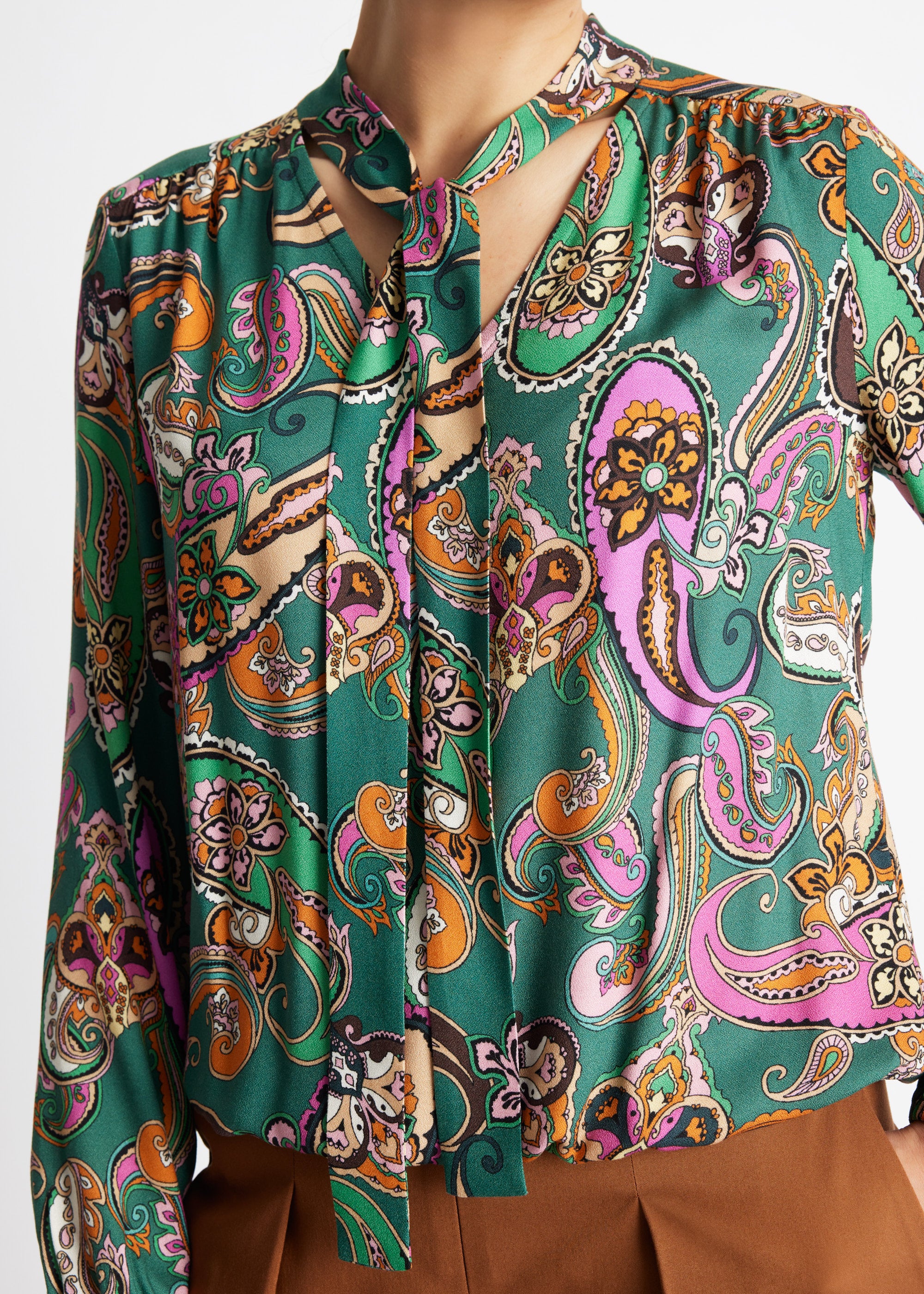 Legere Bluse VYBLUSA mit V-Ausschnitt, Bindedetail, elastischen Bündchen, langen Ärmeln und Muster in Grün