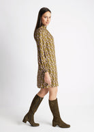 Kurzes Kleid VYBYLIA in A-Linien-Passform mit Stehkragen, Reißverschluss hinten, langen Ärmeln und Muster in Grün