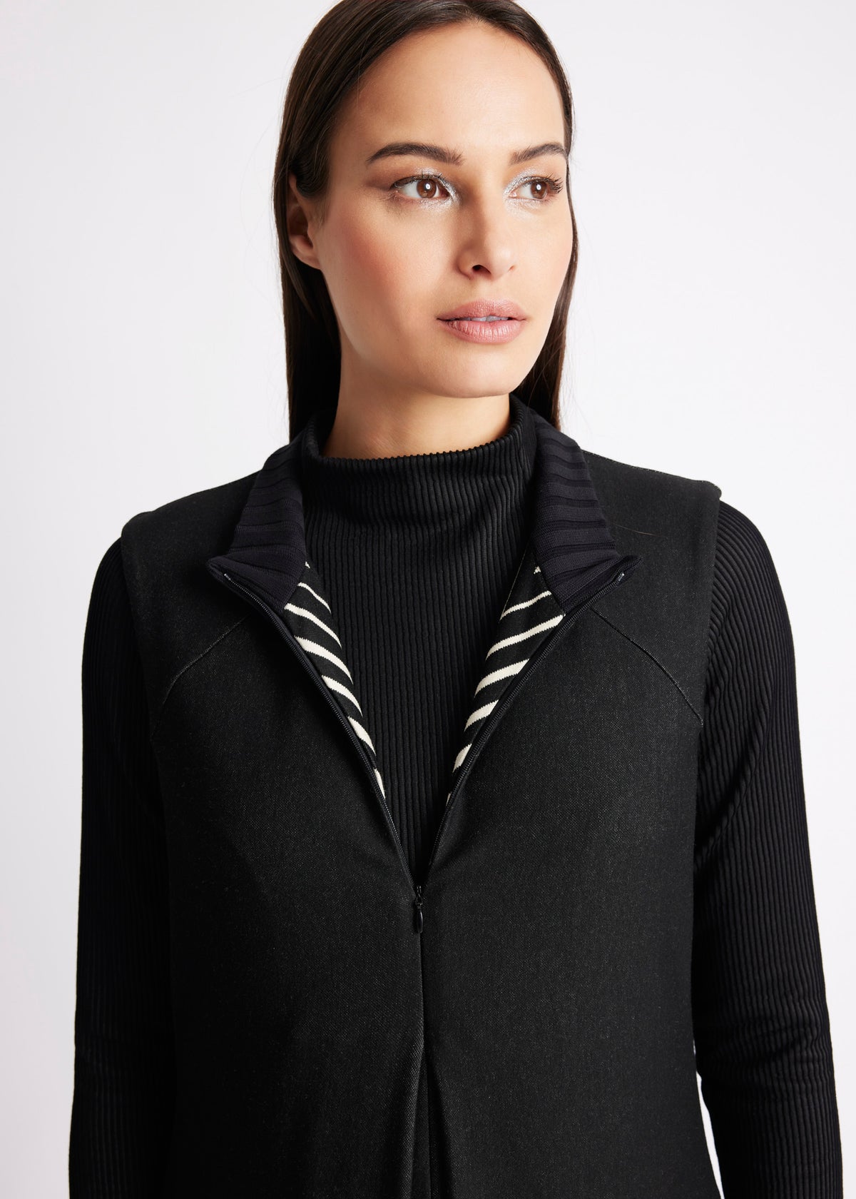 Legerer, ärmelloser Jumpsuit YIMSUI mit Stehkragen, Reißverschluss vorn, Eingrifftaschen und Muster in Schwarz