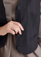 Anzugweste TESCAWE mit V-Ausschnitt, Knöpfen und Nadelstreifen in Dunkelblau