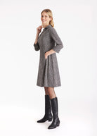 Knielanges, ausgestelltes Kleid EMOLIA mit Stehkragen, verkürzten Armen und geometrischem Muster in Grau