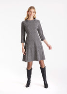 Knielanges, ausgestelltes Kleid EMOLIA mit Stehkragen, verkürzten Armen und geometrischem Muster in Grau