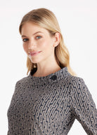 Knielanges, ausgestelltes Kleid EMOLIA mit Stehkragen, verkürzten Armen und geometrischem Muster in Grau