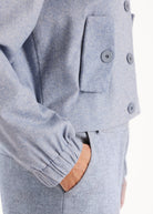 Blouson-Jacke YIJIRI mit Kragen, Knopfleiste und schrägen Taschen in Blau