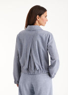 Blouson-Jacke YIJIRI mit Kragen, Knopfleiste und schrägen Taschen in Blau