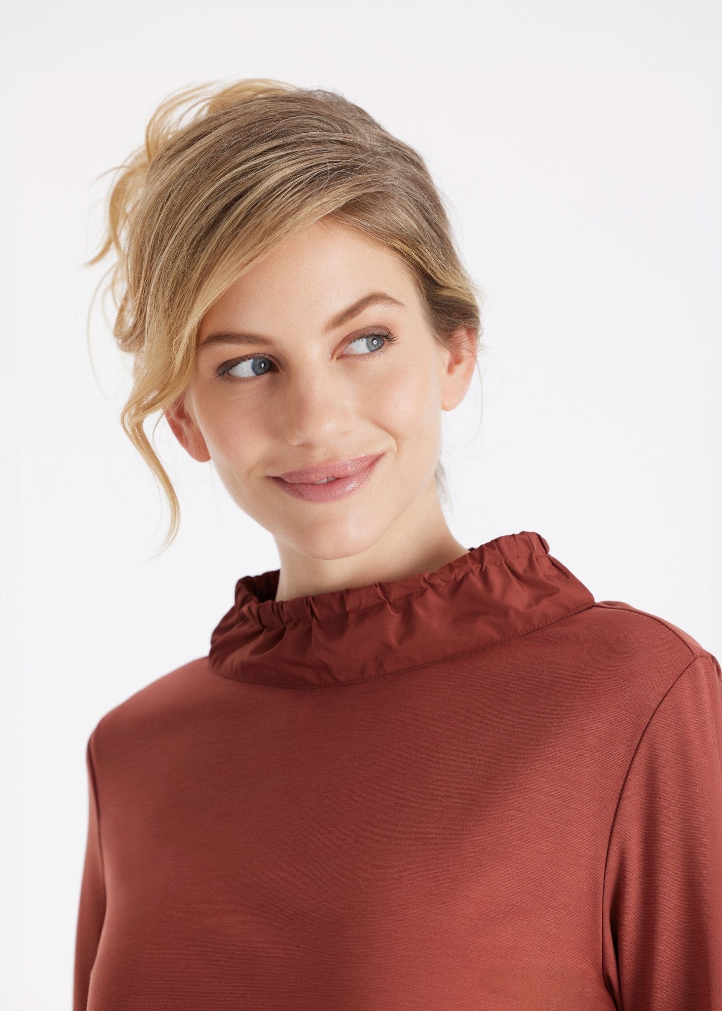 Langarm Bluse GYGATO mit Stehkragen und vorne seitlich aufgesetzter, großer Tasche in Braun