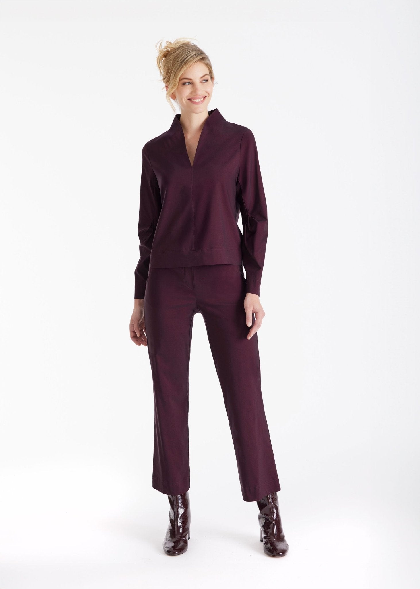 Bluse JIBRYX mit kleinem Stehkragen, V-Ausschnitt und langen Armen in Dunkelrot