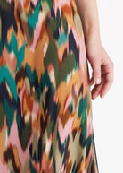 Bluse NABLOY mit Rundhals, kleinem V-Ausschnitt, langen Armen und mehrfarbigem Blumenmuster