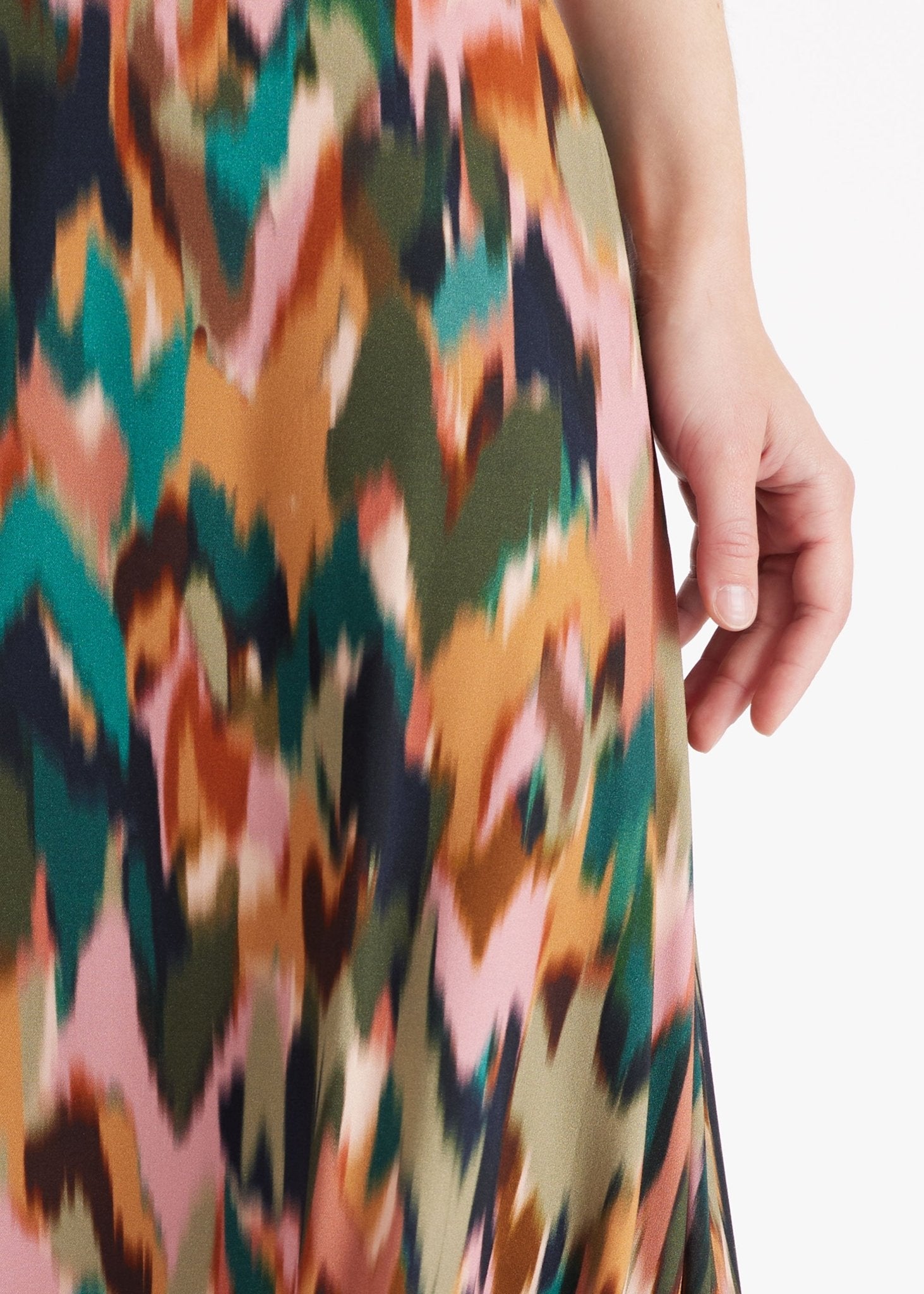 Bluse NABLOY mit Rundhals, kleinem V-Ausschnitt, langen Armen und mehrfarbigem Blumenmuster