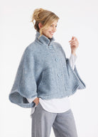 Weites Cape YAMYKA mit Kragen, Knopfleiste und großen Taschen aus grobem Stoff in Hellblau