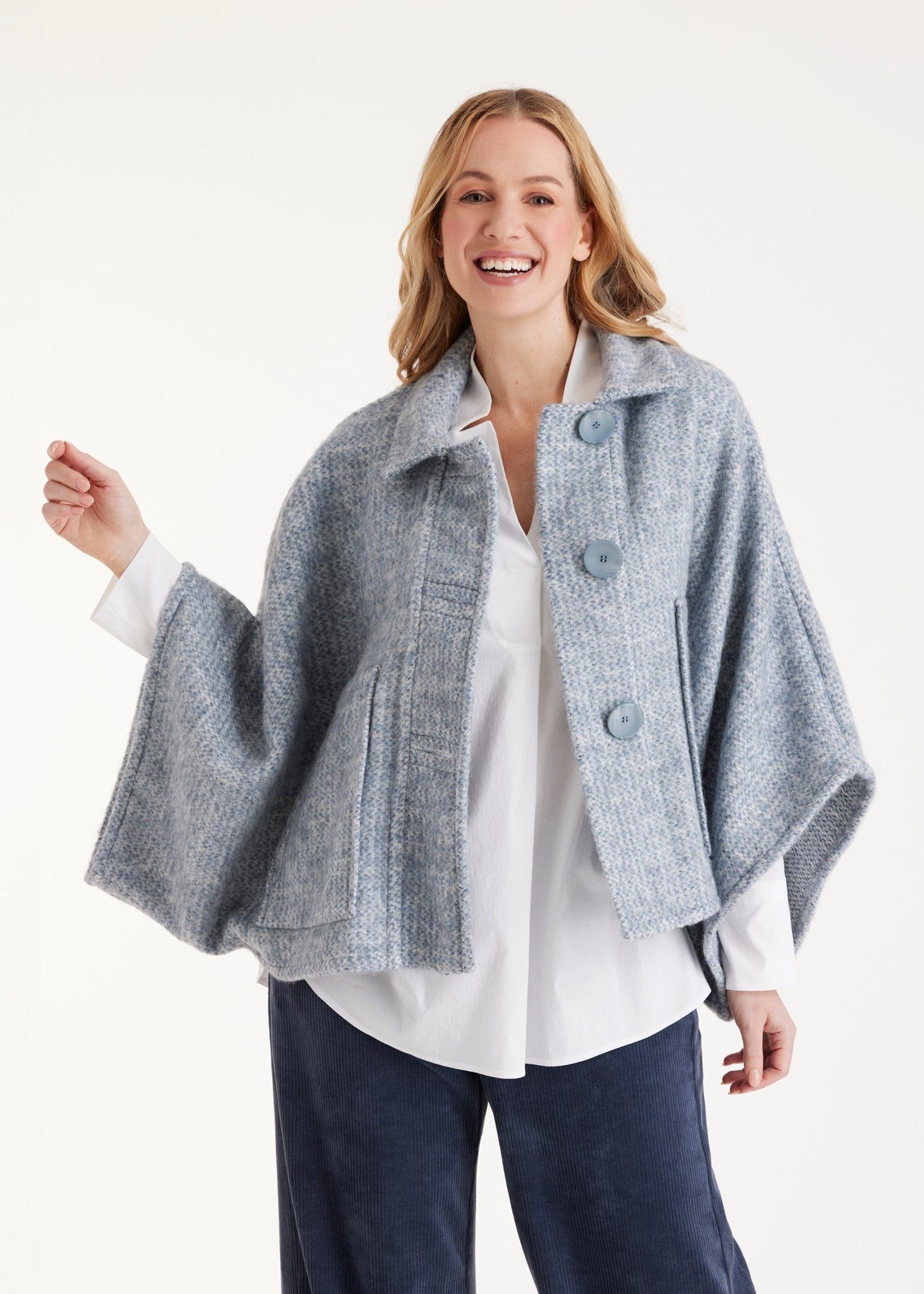 Weites Cape YAMYKA mit Kragen, Knopfleiste und großen Taschen aus grobem Stoff in Hellblau