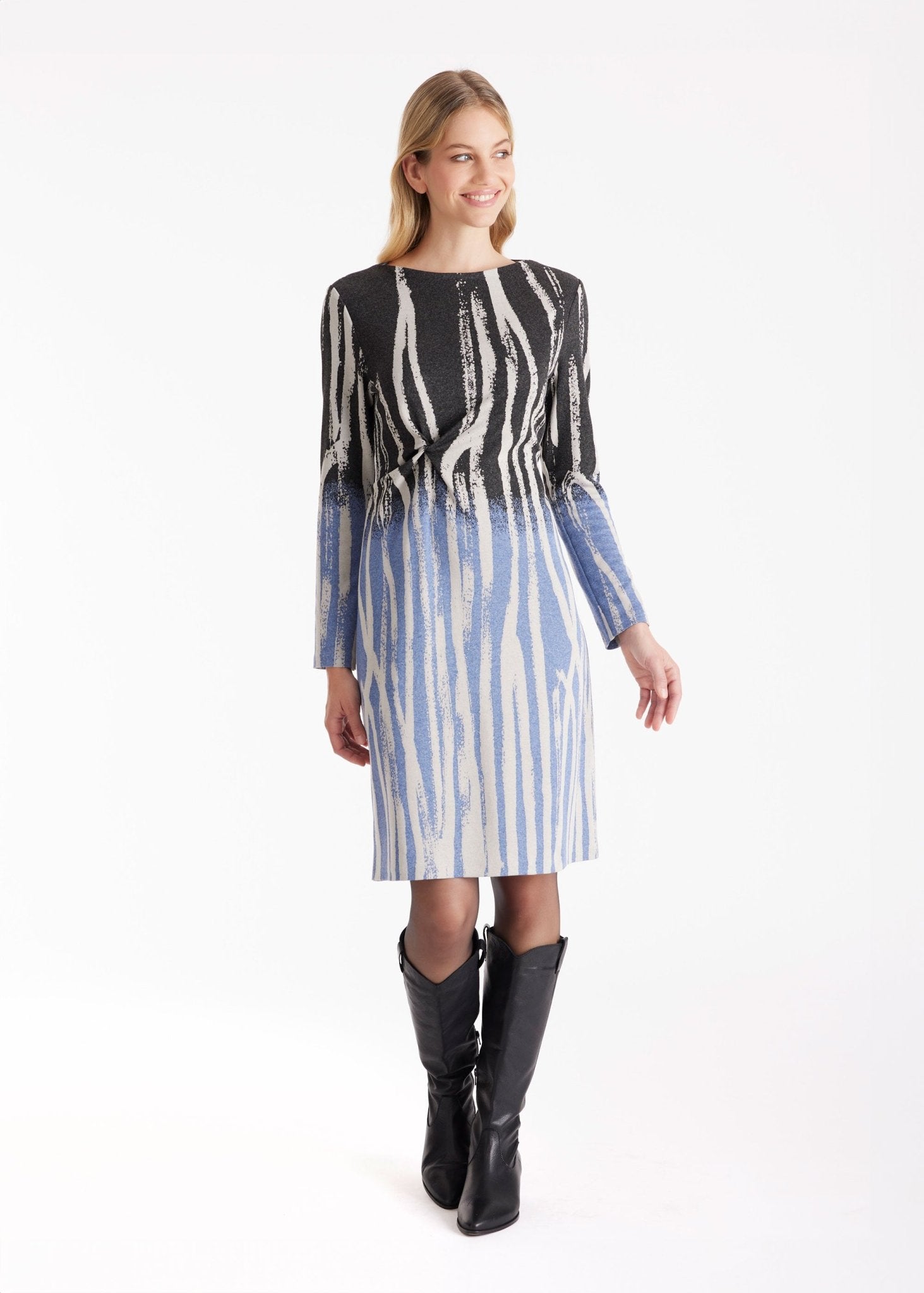 Etuikleid QUUU mit U-Boot-Ausschnitt, langen Armen und Wellenmuster in Schwarz, Blau und Weiß 