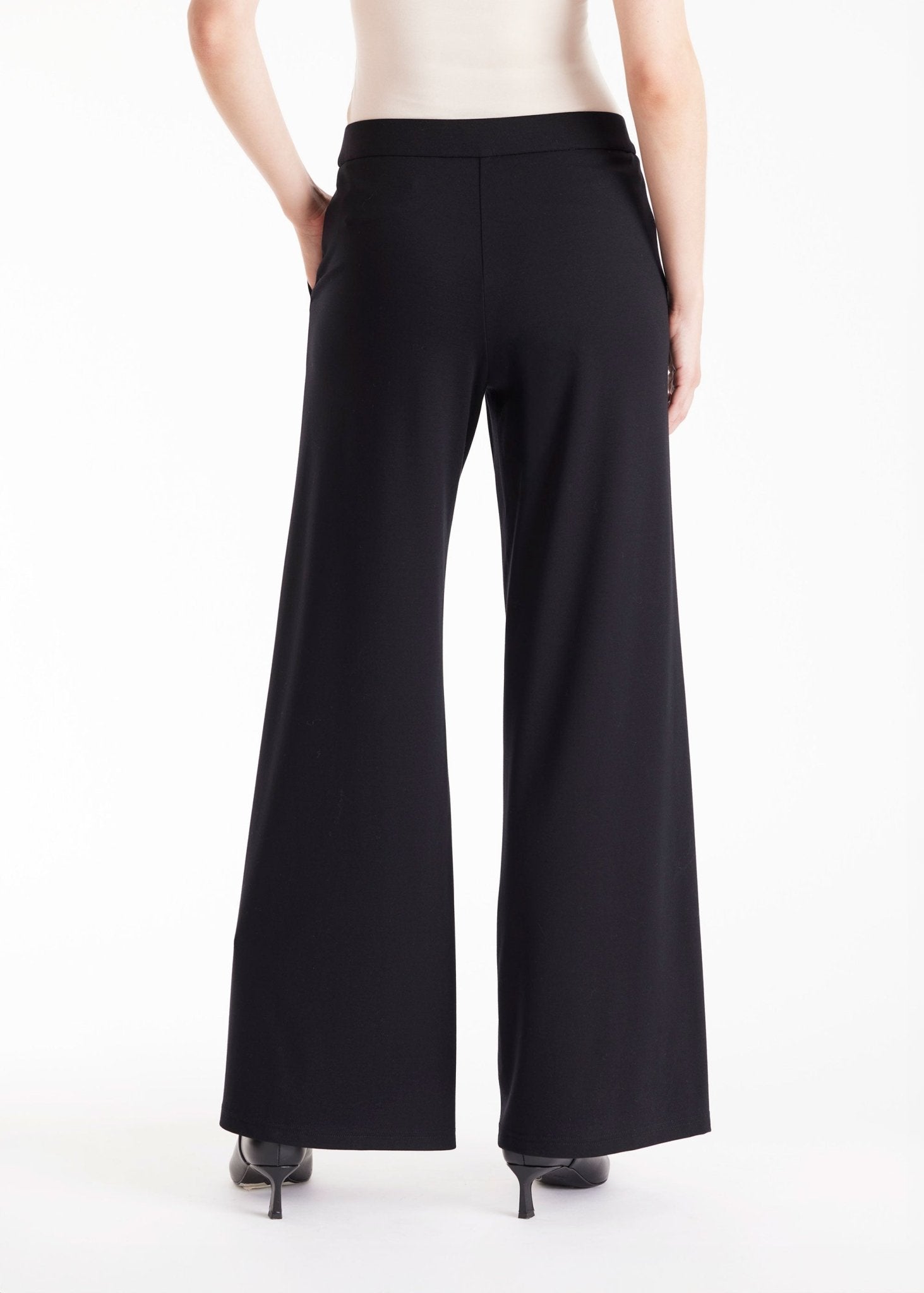 Hose GYPANTA mit geradem, lockerem Bein und seitlichen Eingrifftaschen in Schwarz