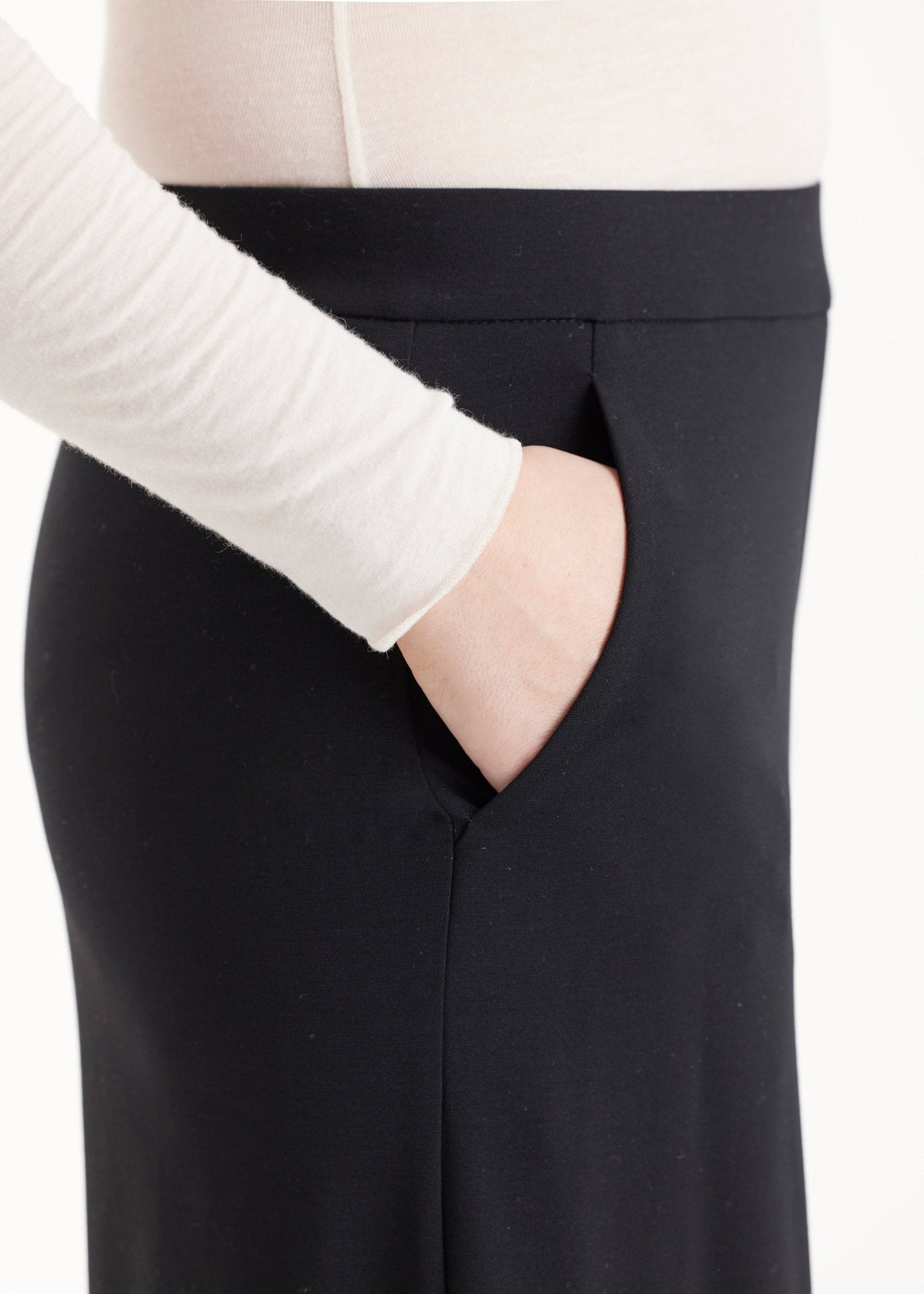 Hose GYPANTA mit geradem, lockerem Bein und seitlichen Eingrifftaschen in Schwarz