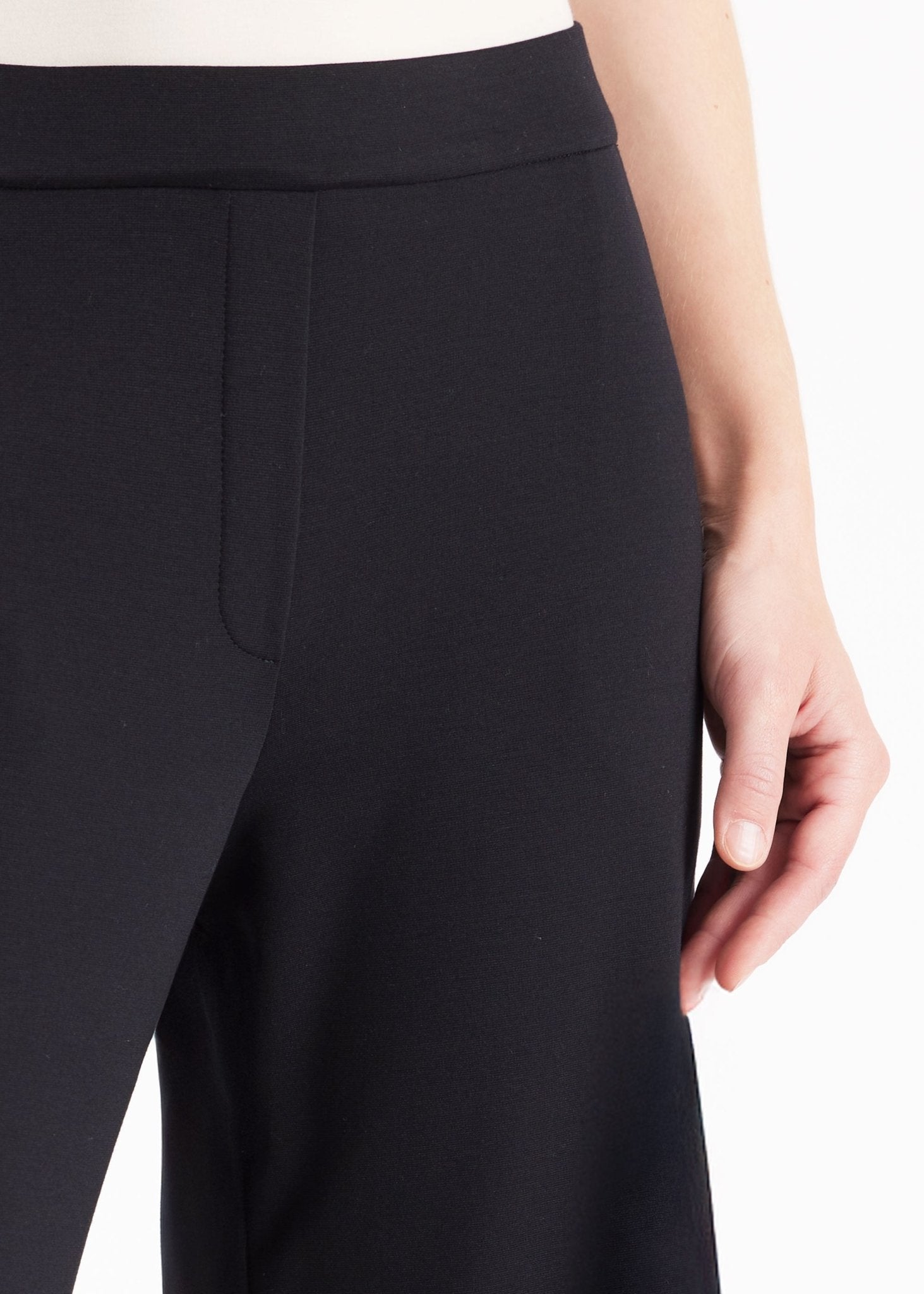 Hose GYPANTA mit geradem, lockerem Bein und seitlichen Eingrifftaschen in Schwarz