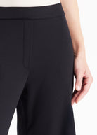 Hose GYPANTA mit geradem, lockerem Bein und seitlichen Eingrifftaschen in Schwarz