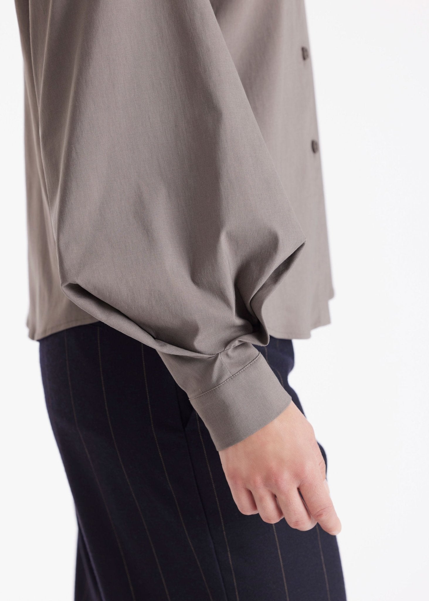 Bluse BLUSIA mit Hemdkragen, durchgehender Knopfleiste und langen, weiten Armen in Grau