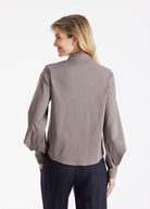 Bluse BLUSIA mit Hemdkragen, durchgehender Knopfleiste und langen, weiten Armen in Grau