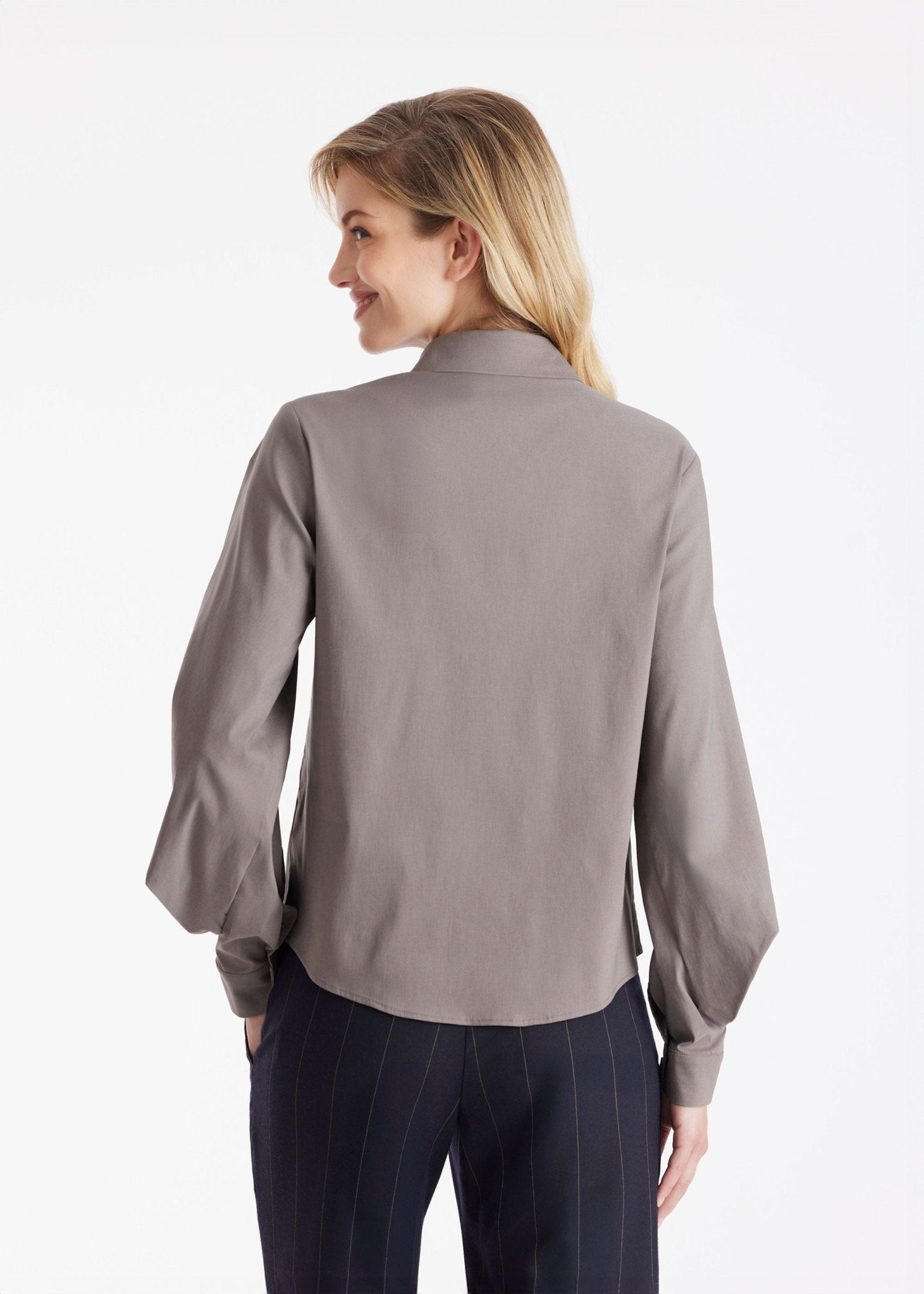 Bluse BLUSIA mit Hemdkragen, durchgehender Knopfleiste und langen, weiten Armen in Grau